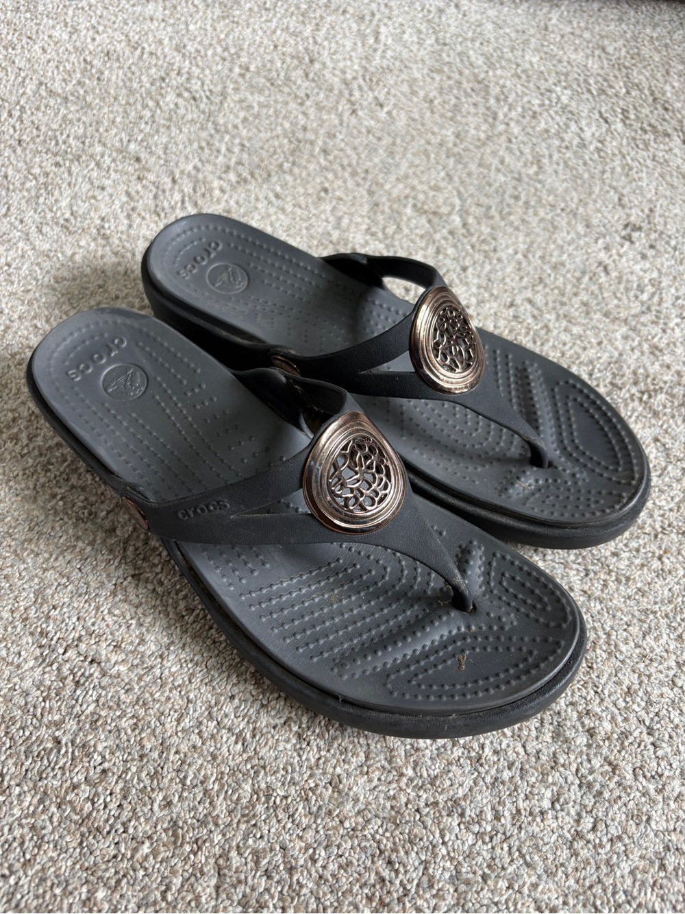 Crocs size 8 Sanrah sandals
